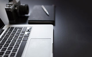 男孩意外行为引关注，水桶装泳池水大口喝，网友的担忧与关心