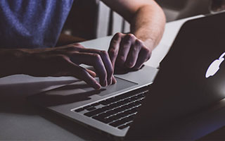 老头乐夫妇闯红灯遭遇事故索赔70余万，交通规则意识的重要性